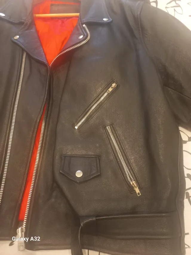 Chaqueta de piel negra con forro rojo