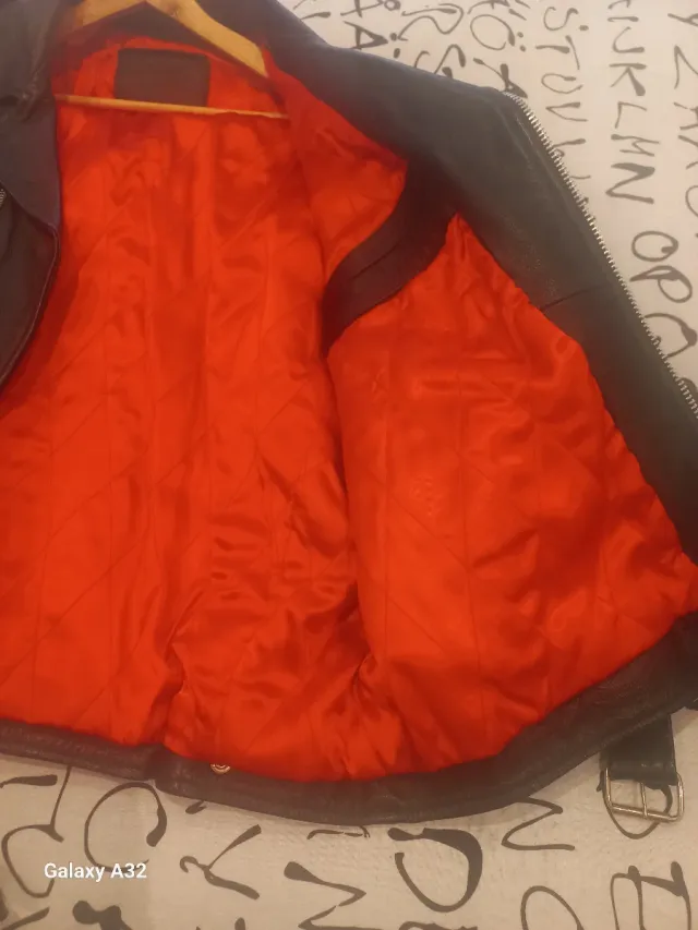 Chaqueta de piel negra con forro rojo