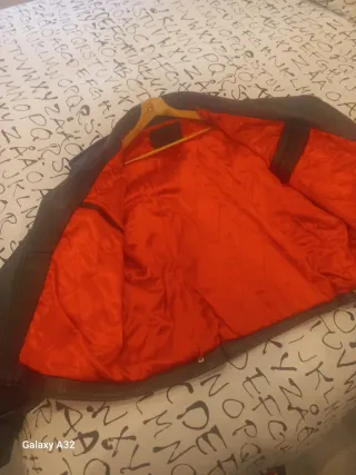Chaqueta de piel negra con forro rojo