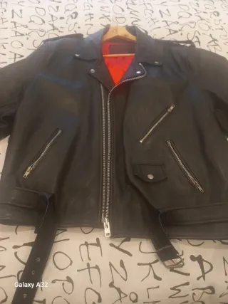 Chaqueta de piel negra con forro rojo