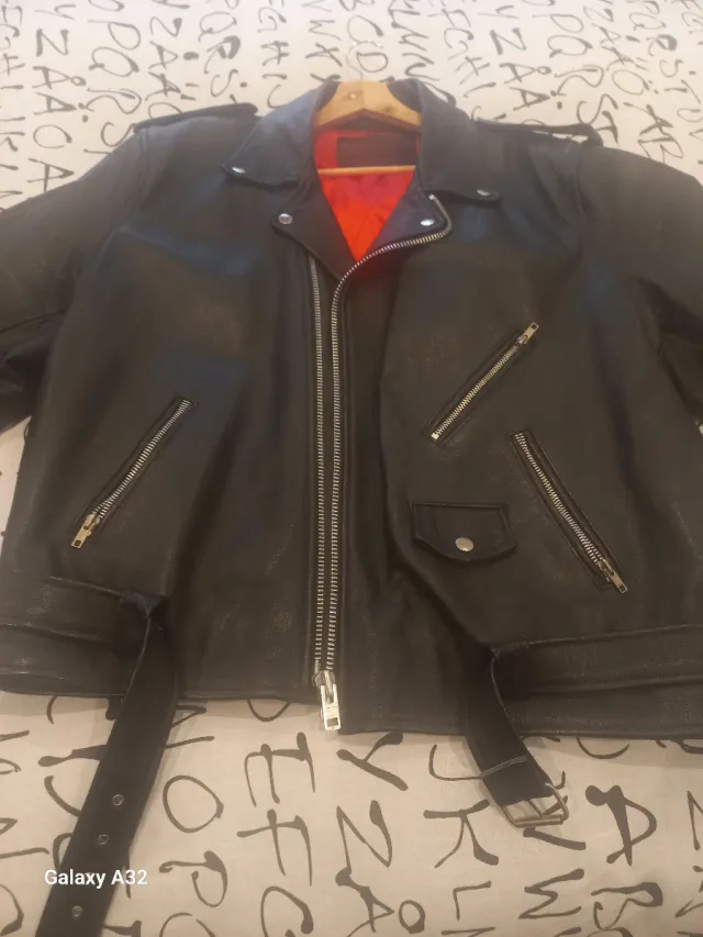 Chaqueta de piel negra con forro rojo