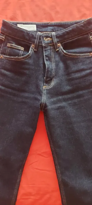 Pantalón vaquero azul oscuro crop