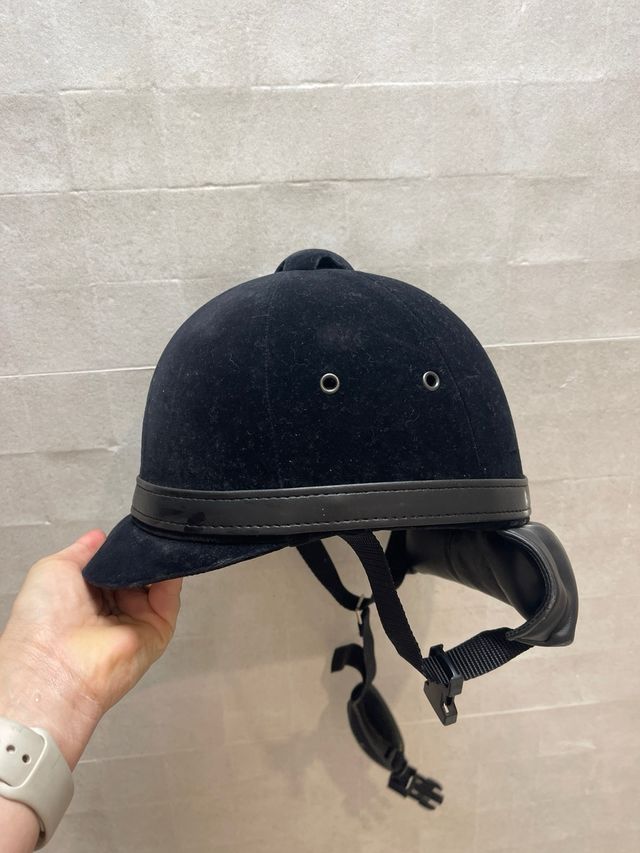 Casco de equitación negro con protector de nuca