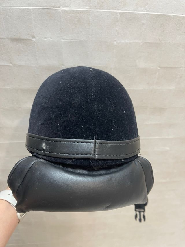 Casco de equitación negro con protector de nuca
