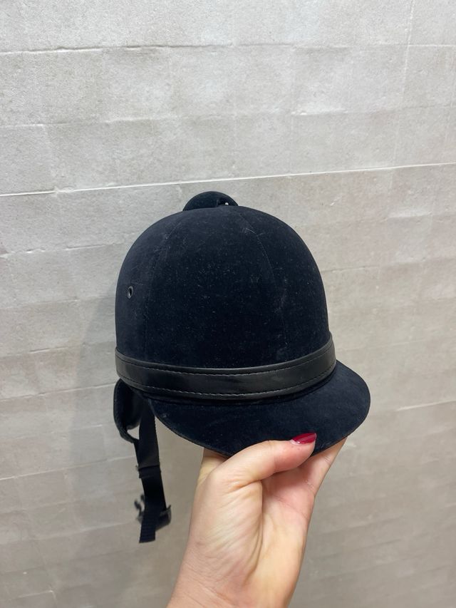 Casco de equitación negro con protector de nuca