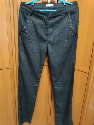 Pantalón recto gris con tachuelas