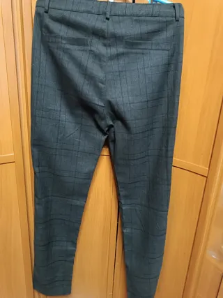 Pantalón recto gris con tachuelas