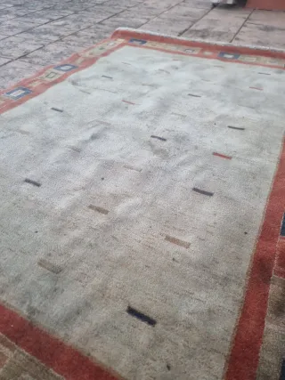 Alfombra beige y roja con diseño geométrico