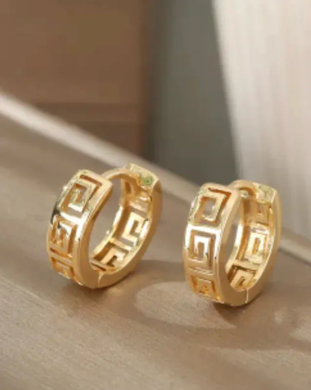 Pendientes dorados con diseño geométrico