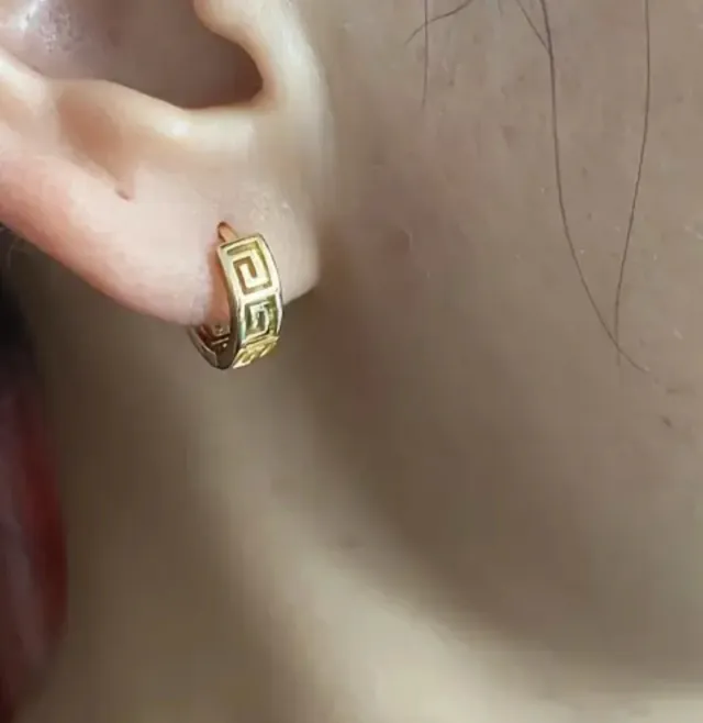 Pendientes dorados con diseño geométrico