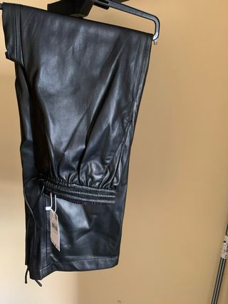 Pantalón efecto piel Mango negro Talla L