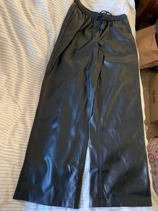 Pantalón efecto piel Mango negro Talla L