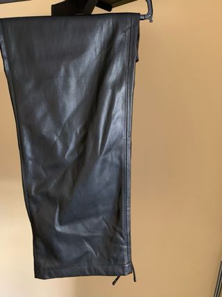 Pantalón efecto piel Mango negro Talla L
