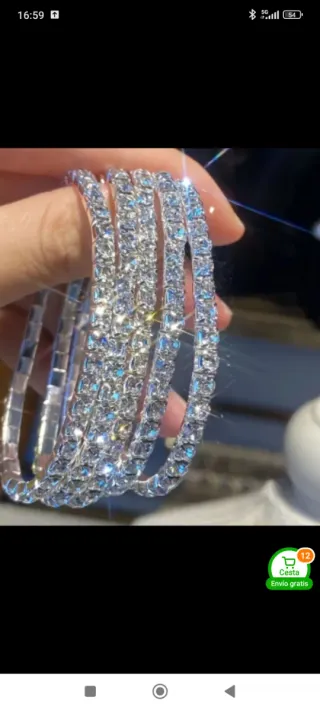 Pulseras plateadas con brillantes