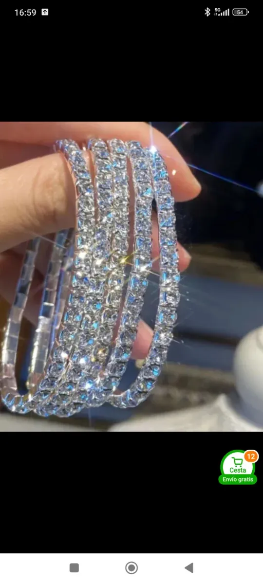 Pulseras plateadas con brillantes
