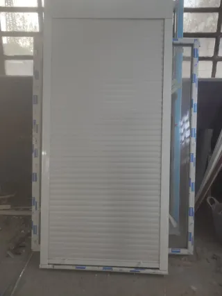 Ventana PVC con persiana. (1050 anchox2250 alto