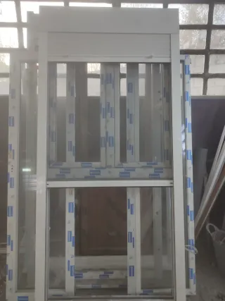 Ventana PVC con persiana. (1050 anchox2250 alto