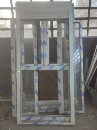 Ventana PVC con persiana. (1050 anchox2250 alto