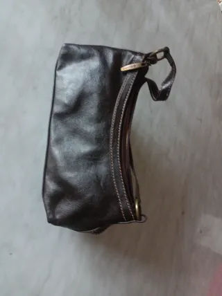 Bolso de piel marrón oscuro