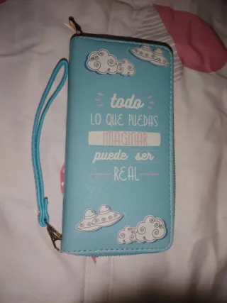 Cartera azul con diseño de nubes y ovnis