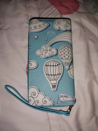 Cartera azul con diseño de nubes y ovnis