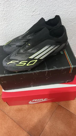 Botas de fútbol F50 Negras y Plateadas