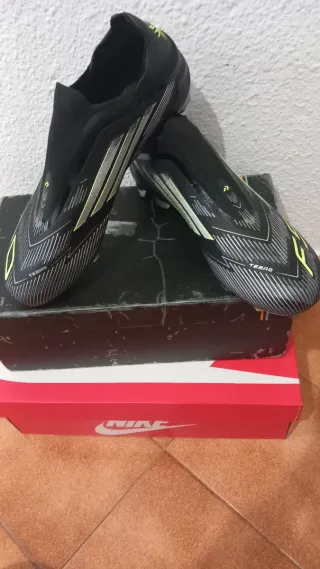 Botas de fútbol F50 Negras y Plateadas