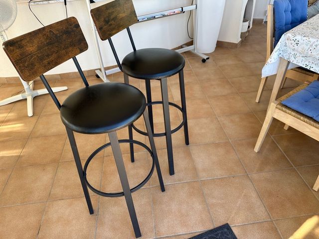 2 Taburetes Altos Negros y Marrones