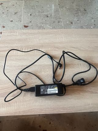 Cargador Fujitsu FMV-AC343B P/N: CP790271-01