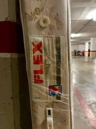 Dos colchones Flex con somier tapizado