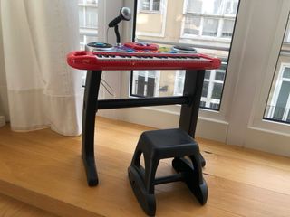 Piano electronico con taburete. juguettos