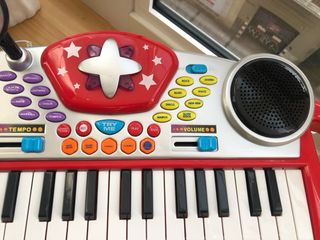 Piano electronico con taburete. juguettos