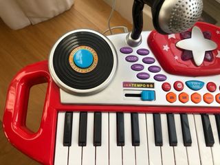 Piano electronico con taburete. juguettos