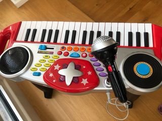 Piano electronico con taburete. juguettos