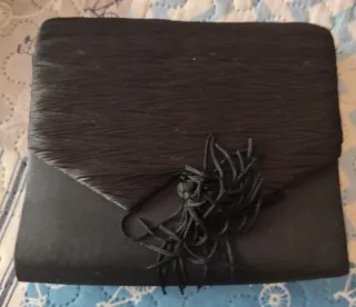 Cartera de fiesta negra con flecos