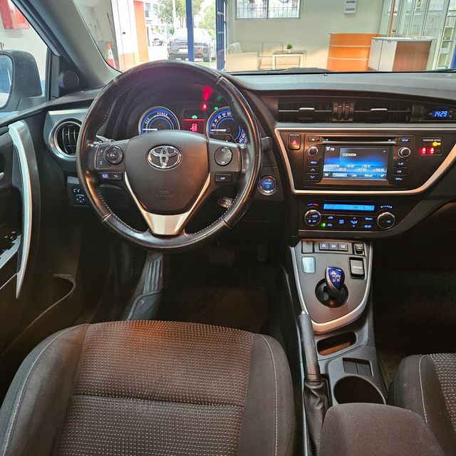 TOYOTA Auris Hybrid Advance