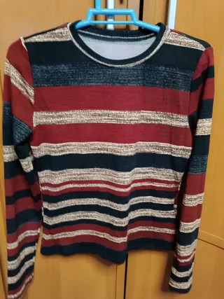 Camiseta de rayas beige, negra y roja