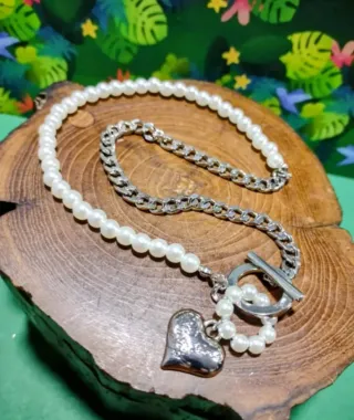 Collar cadena cubana con perlas y dije corazón