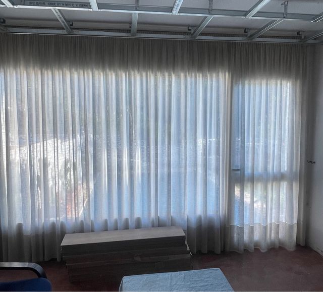 Cortina grande beige y blanca