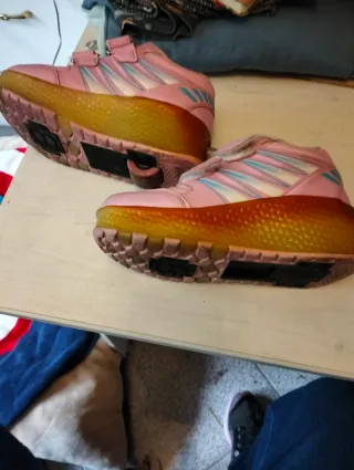 Tênis infantil rosa com rodas e luzes