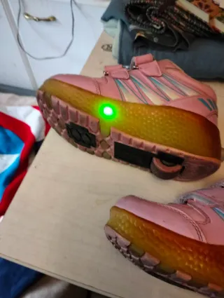 Tênis infantil rosa com rodas e luzes