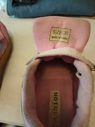 Tênis infantil rosa com rodas e luzes