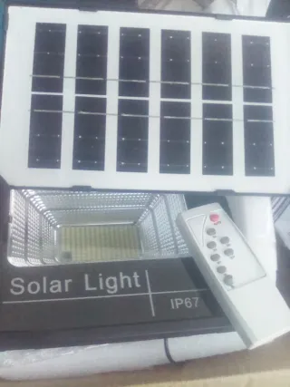Foco Solar LED con Panel y Mando