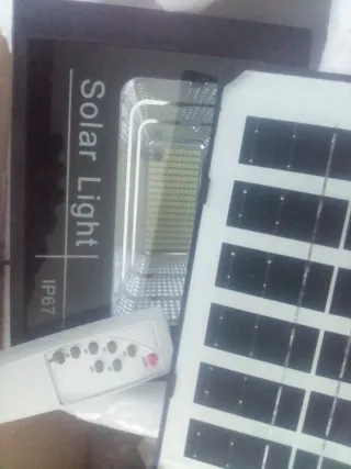 Foco Solar LED con Panel y Mando