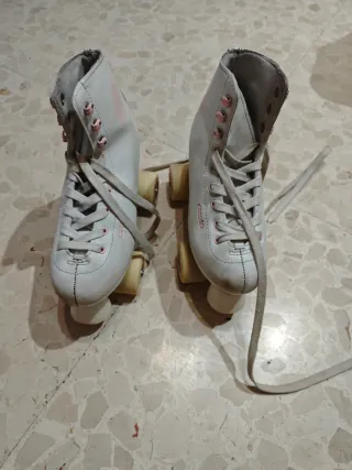 Patines 4 ruedas blancos con protecciones número35