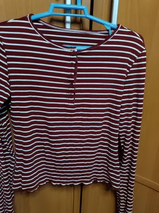 Camiseta de rayas rojas y blancas