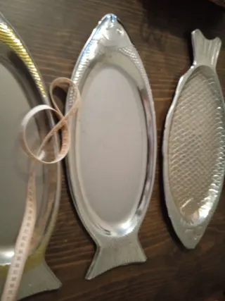 Platos metálicos con forma de pez