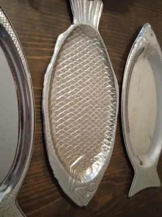 Platos metálicos con forma de pez