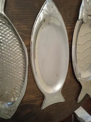 Platos metálicos con forma de pez