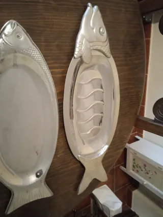 Platos metálicos con forma de pez